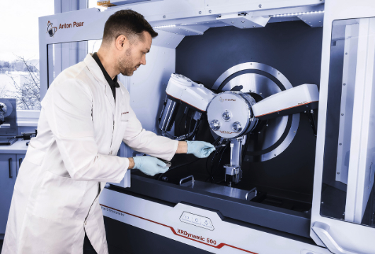 Technician work with the XR Dynamic 500 instrument